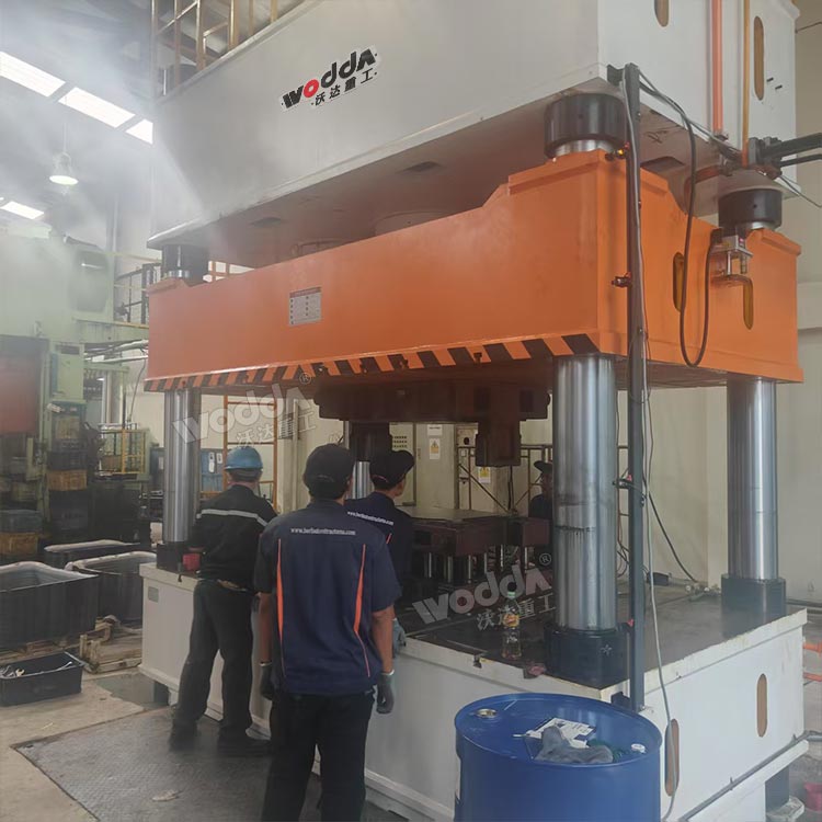 1000吨四柱液压机试机现场 1000吨四柱液压机试机现场