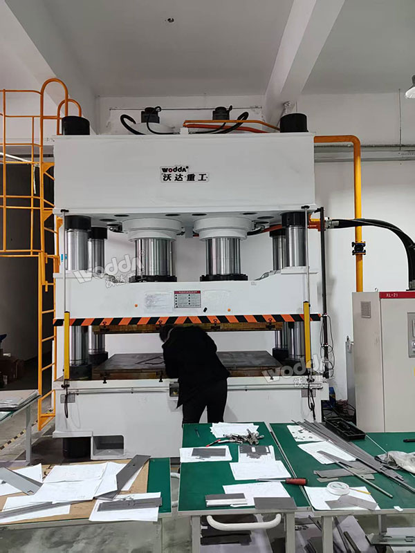 800吨四柱液压机现场 800吨四柱液压机现场