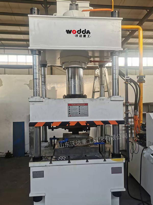 200吨四柱液压机安装完成 200吨四柱液压机安装完成