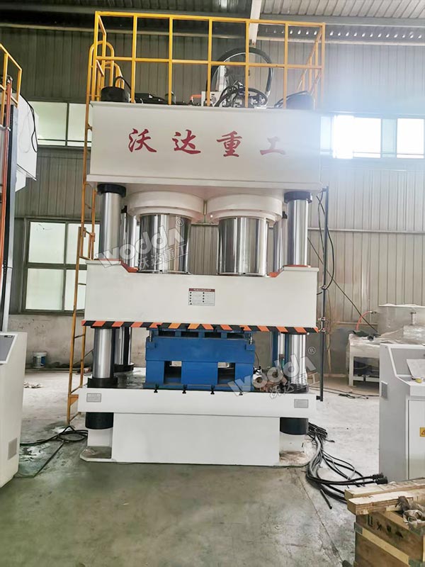 1800吨木屑托盘成型机现场