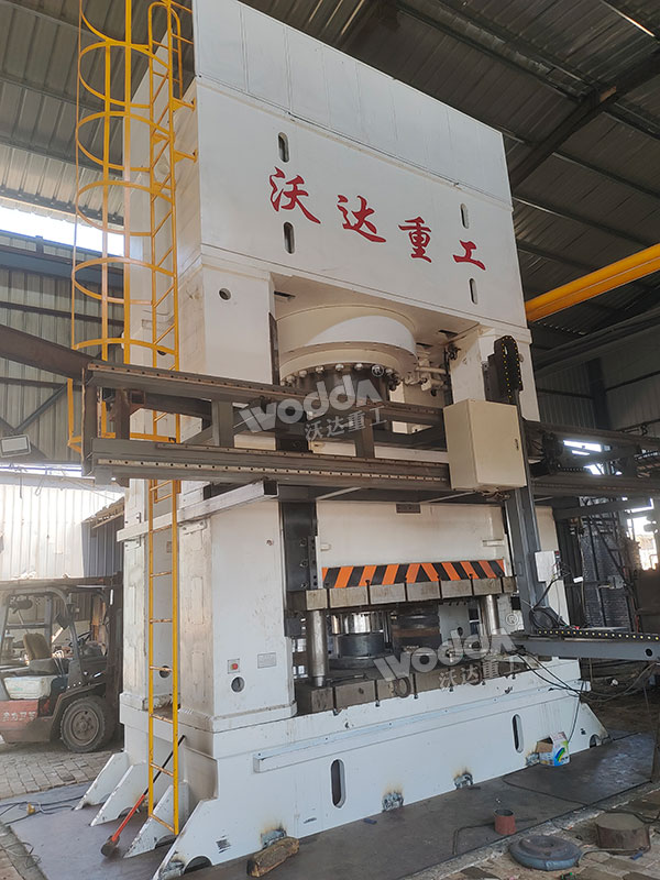 2500吨热锻液压机现场.jpg