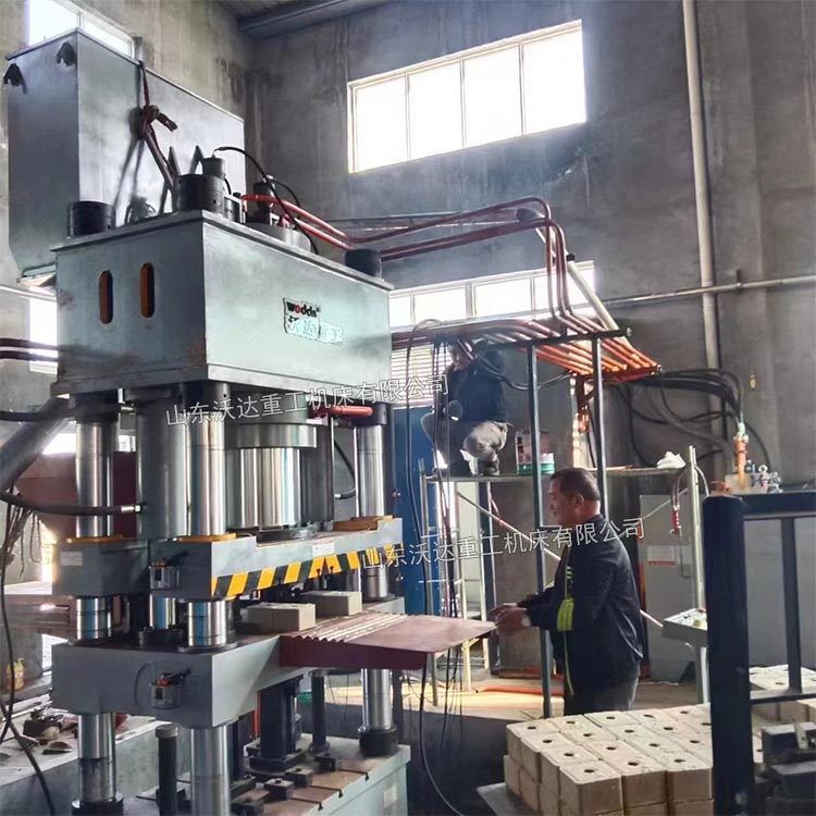 630吨四柱液压机压制盐砖