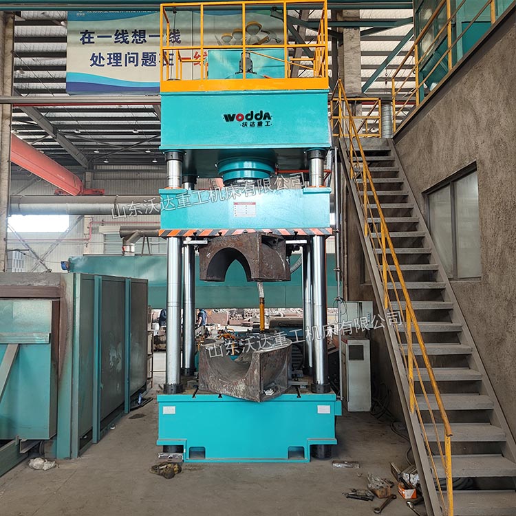 630吨热压弯头成型液压机现场.jpg