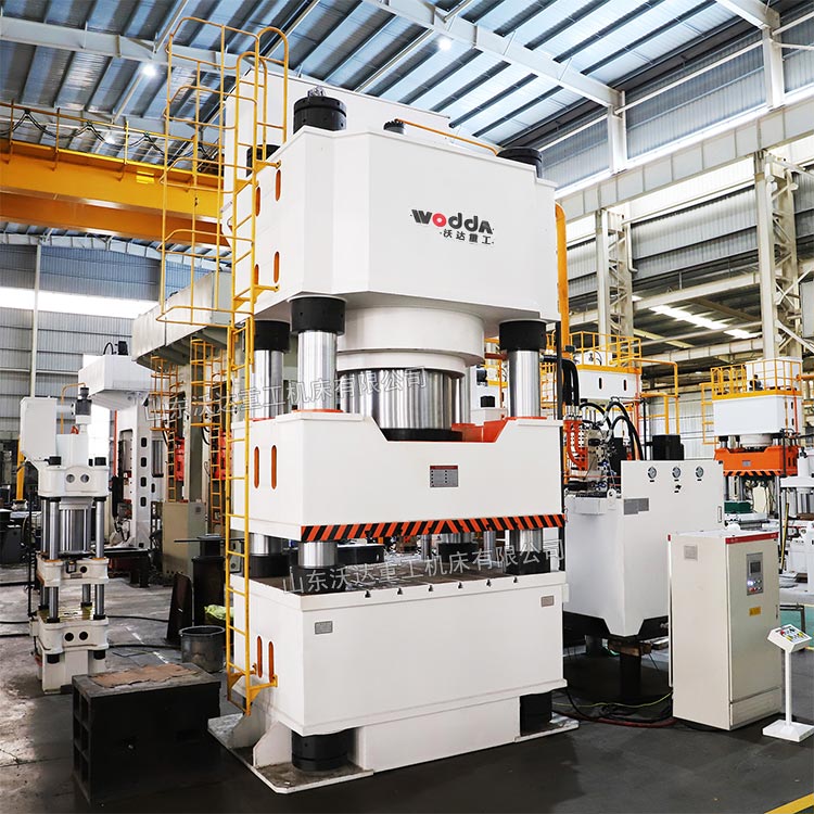 2500吨挂车鞍座冲压成型液压机车间调试完成